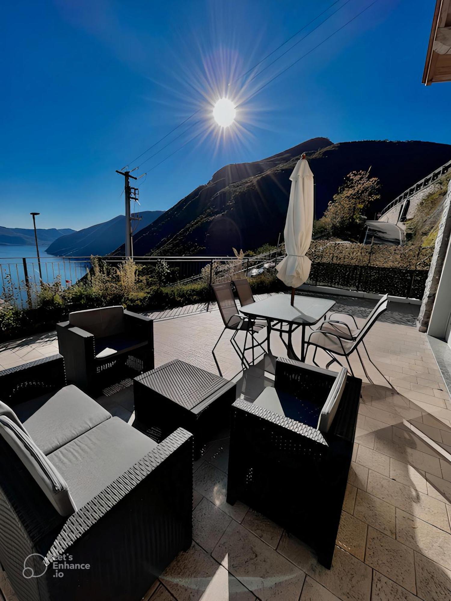Appartamento Grande Terrazza Vista Lago Parzanica Bagian luar foto